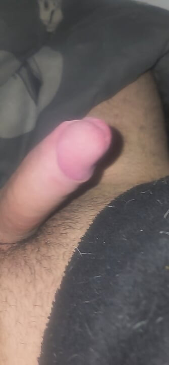 Jovem pau duro se masturbando