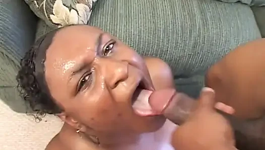 Riesige fette schwarze milf auf dem großen schwarzen schwanz ... in den mund kommen