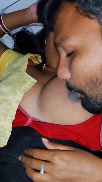 Indian sadi wali bhabhi - Vegetable selling sister-in-law and unknown people buying vegetables hot movie. | Clip 1