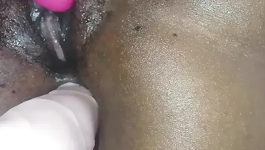 Lubang pantatku di-fingering dan dientot habis-habisan sambil pakai strap-on