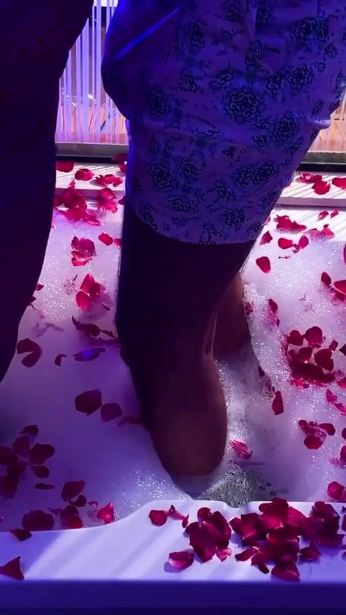 Ladke ne ladki ko pura nude kar ke nachaya or jor dar chuai ki mast comshot motuth | Clip 1