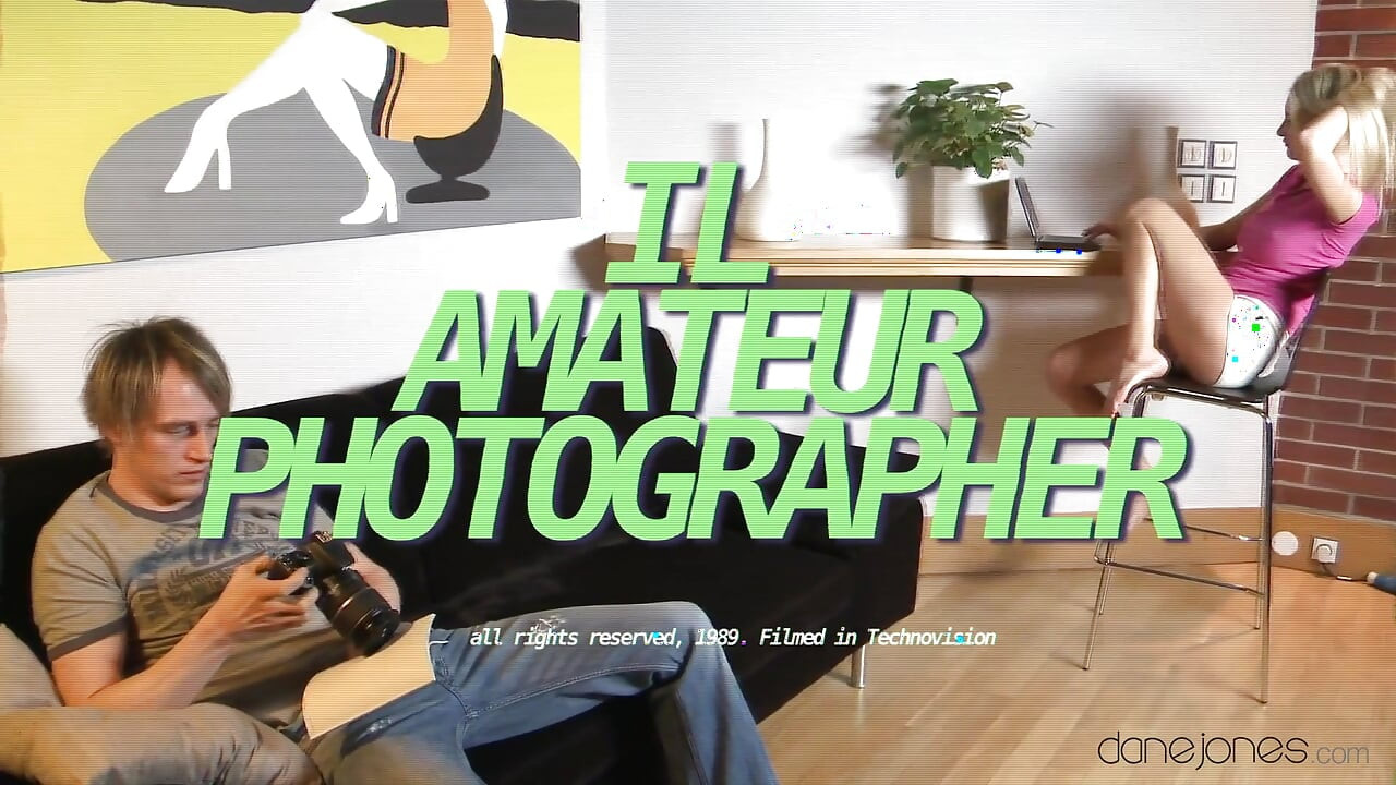 Dane Jones - une modèle blonde suce la grosse bite de son photographe