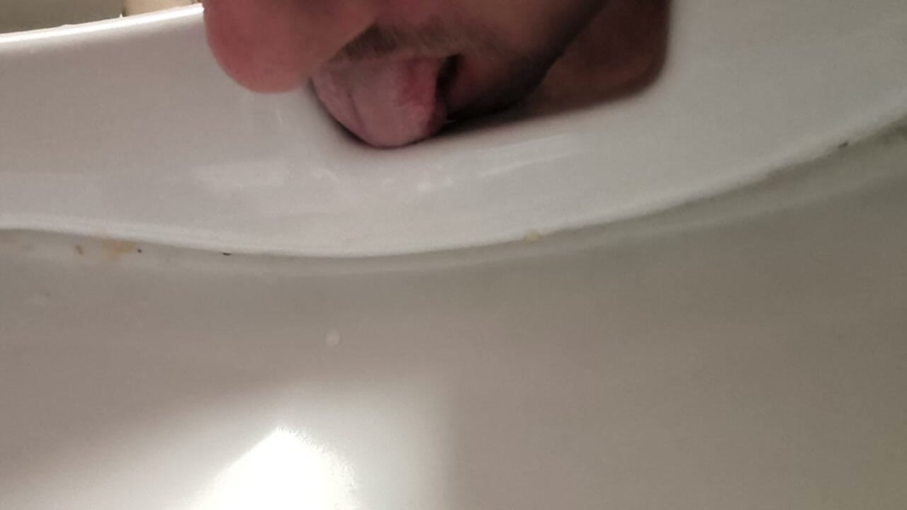 Menjilat dan mencium dudukan toilet di toilet umum yang basah oleh kencing orang asing