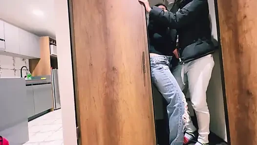Kimse fark etmeden dolapta birbirimizin amlarına dokunuyoruz