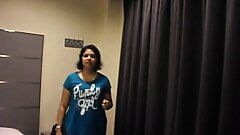 Indische Desi tante met baas in hotel.mp4