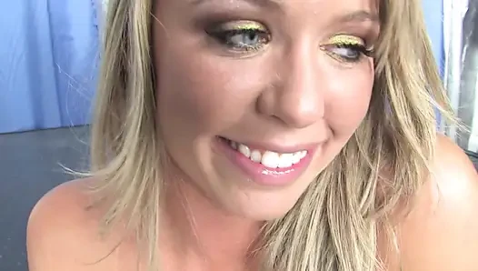 Blonde MILf squirtet springbrunnen aus intensivem fingerrausch