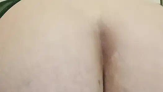 Cewek semok ini lagi asik ngentot dildo ukuran raksasa sambil pakai lingerie selangkangan