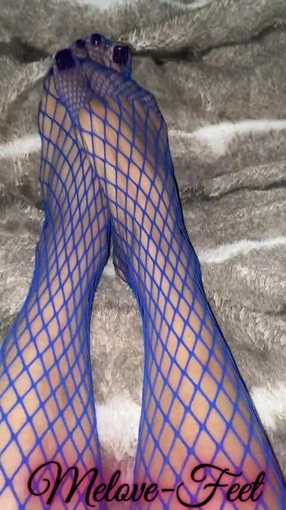 Uzun ayak parmaklı seksi Filipinli minik ayaklar mor file çorap giyiyor
