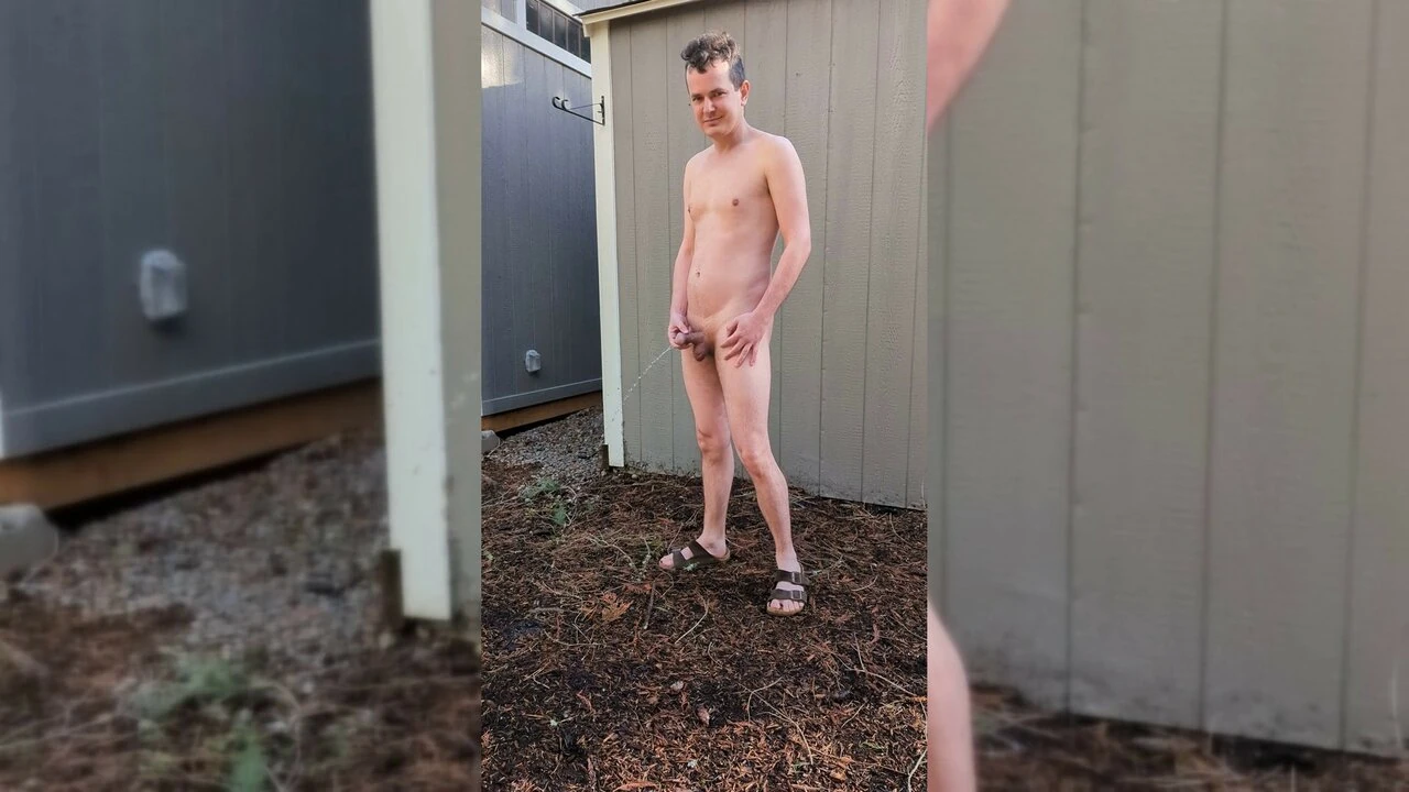 Naken kille i sandaler som kikar fritt ute i det fria