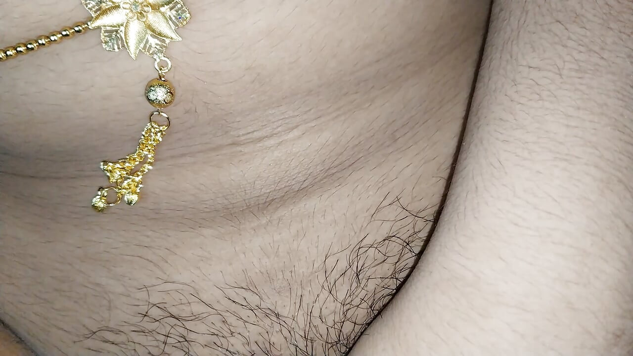 Chica india dedeándose el coño completo desnudo