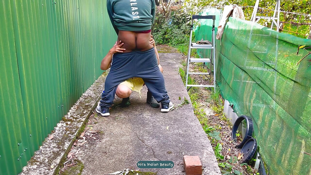 Vecino saltando de la cerca para intensa follada anal de pie en perrito y garganta profunda india esposa