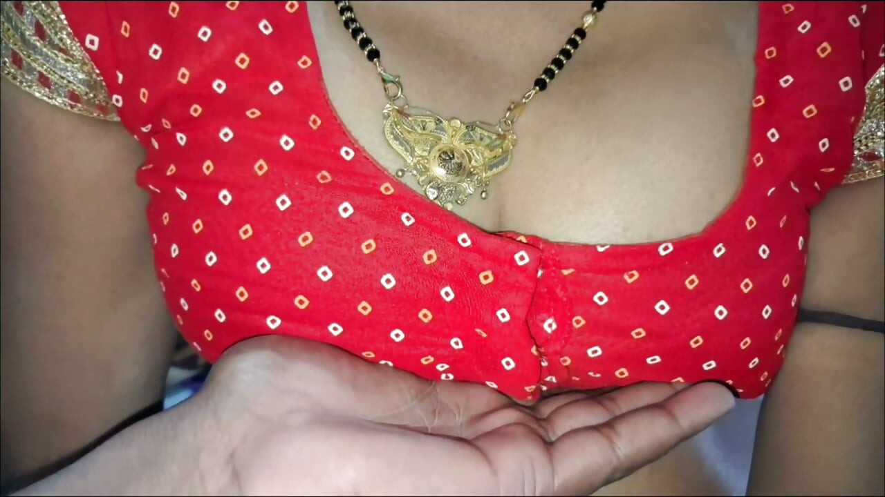Indiana quente peituda indiana vestindo blusa vermelha chupando até gozar na boca