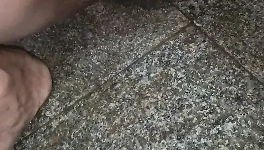 Suami istri kencing menjilati memek kecil dengan kontol besar