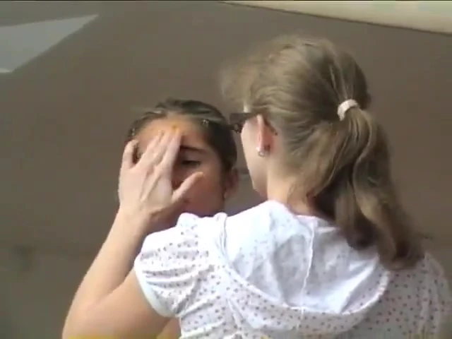 Muhteşem Çek bebek ve erkek arkadaşı evlerinde seks kaseti çekiyor