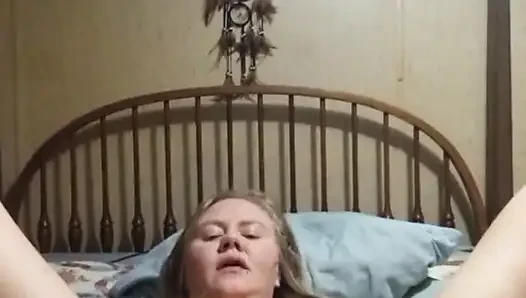 Cewek aduhai ini lagi asik masturbasi memeknya sampai muncrat