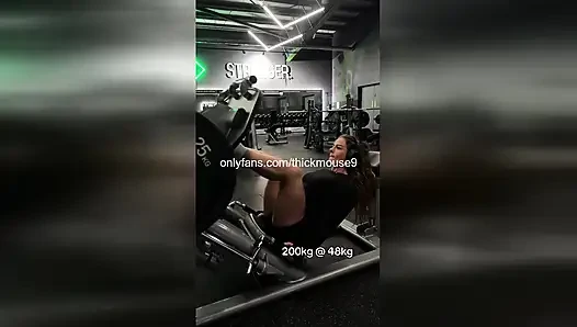 Tiktok live gym gangbang: 5 orang asing membuahi memek 18 tahun