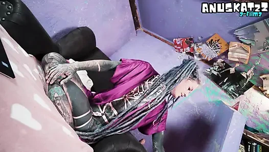 Альт-девушка с полной насадкой сходит с аналом с ума перед камерой, трах с живой игрушкой в задницу