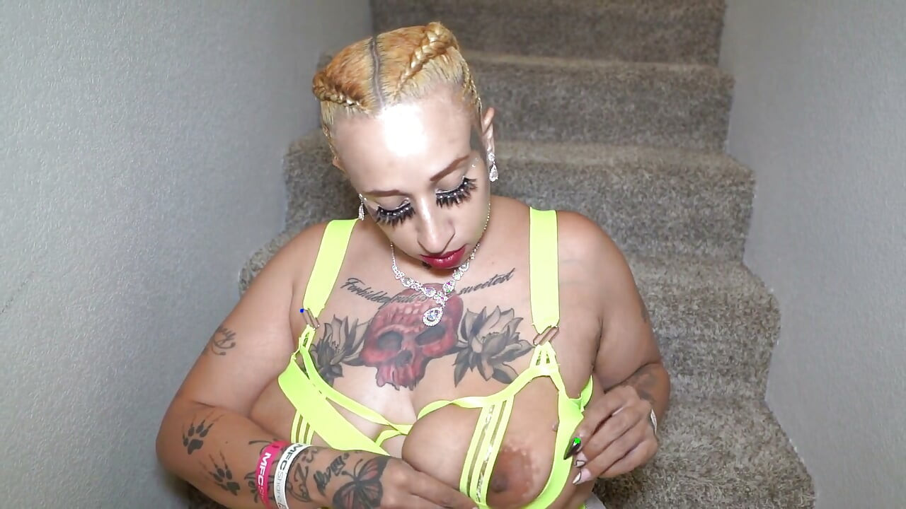 Zeitlupe, hüpfende milchige titten, twerk necken