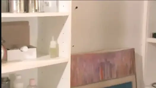 Adam masada vahşi seks yaptıktan sonra hatunun güzel göğüslerine boşalıyor