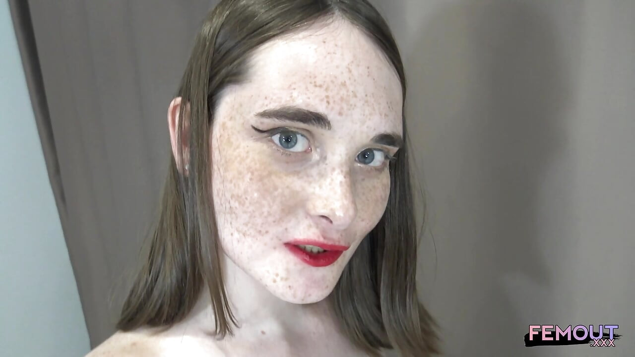 FEMOUT XXX 色白のトランス女性がストッキング姿で自慰とアナルをソファで受ける