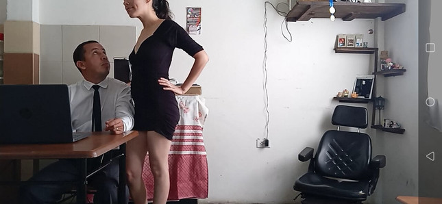 ¡Mi esposa cachonda no se cansa de follar!  A espaldas de su marido, le chupa la polla al mensajero.