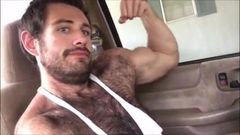 Sex dla gejów: seksowny owłosiony niedźwiedź, jack off w samochodzie.