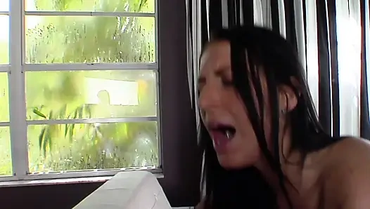 Genç bir esmer için oral seks ve gırtlağına kadar alma