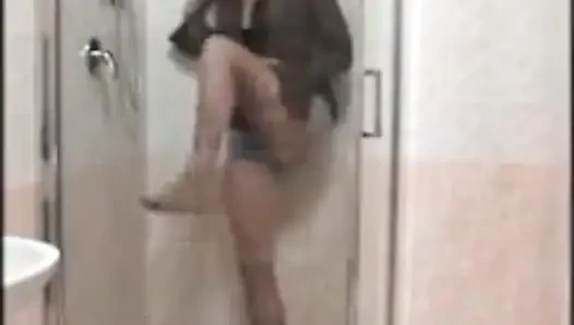 Külotlu çorapla duşta