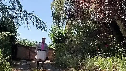 Bir akşam için beyaz etekli hızlı bir kıyafetle
