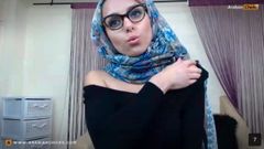 Muslimkyrah melakukan persembahan kamera web Arab memakai tudung di tudung
