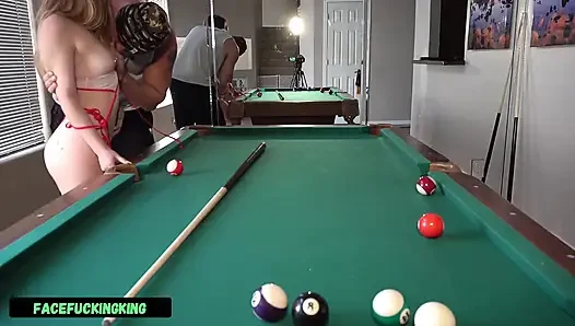 20 Jahre Alte Schlampe Ins Gesicht Gefickt &muschi Auf Einem Tisch Geritten Und Im Pool Angepisst