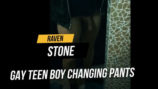 Gay teen boy zmienia spodnie nago w sklepie