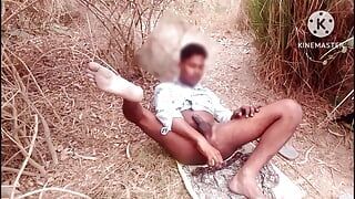 Caliente india sexy amateur adolescente folla duro por el culo con pepino en el bosque al aire libre lamiendo, parte 2, pepino follando
