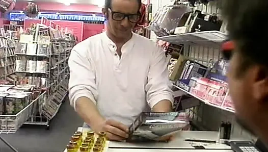 Cewek nakal rambut pirang dientot habis-habisan di dalam mobil sampai muncrat banyak banget