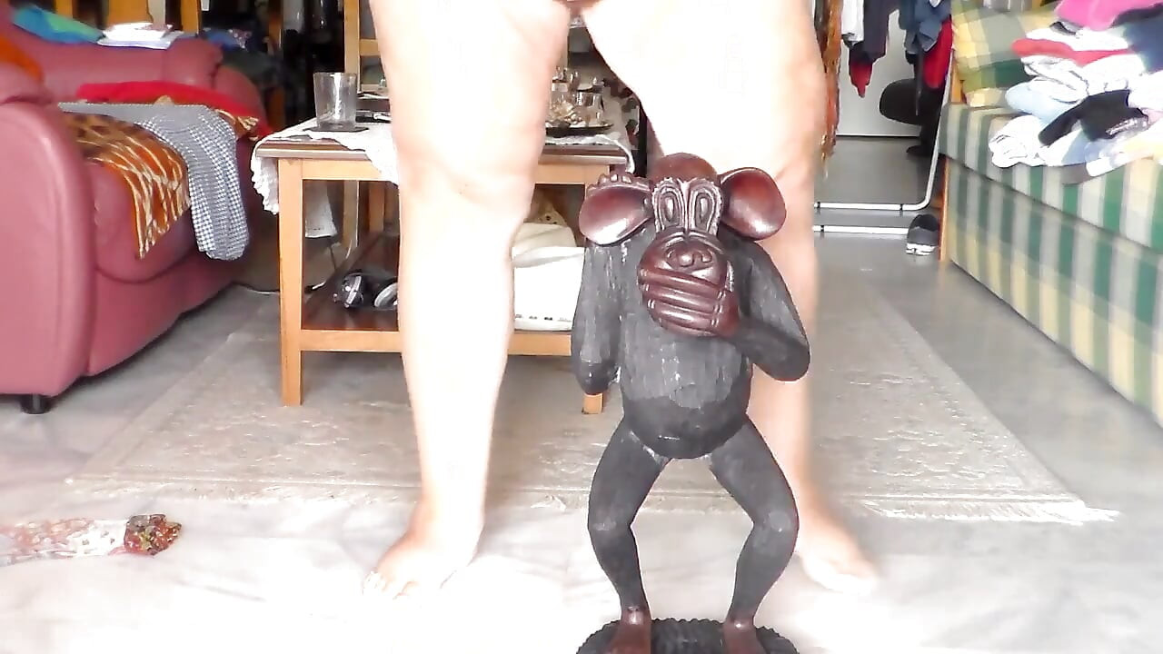 Джен пикае върху статуя