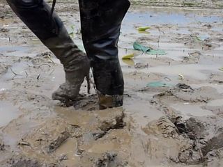 Dua orang Thailand dengan sepatu bot paha berenang di lumpur!!!