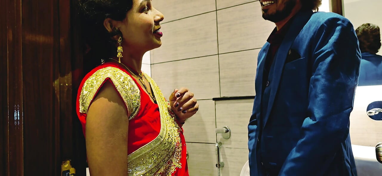 Lal pari jesi hot hardcore dametoalett mi mili uske sath sex karne ke leye bat hui phle wo na bolrhi thii for usne soft sex karne ke leye k