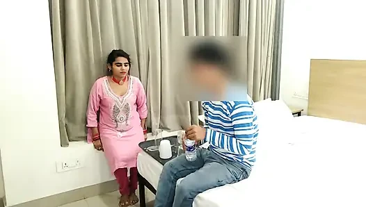 Boss ne ghar ki noukrani ko paise magne par chod diya. Paise magne par ghar ki noukrani ke bur me lund daal diya