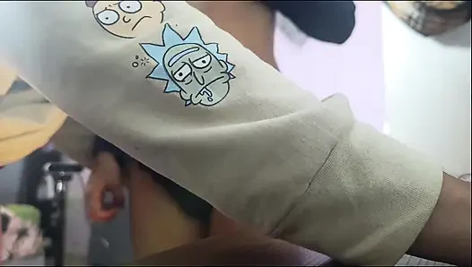 Brunette pantat besar membiarkanku merekamnya sementara aku menghancurkan memeknya yang sempit
