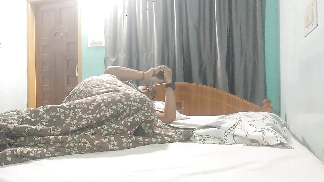 ممثلة تاميلية مشهورة لطيفة مارس الجنس من قبل مخرج إباحي من جميع الزوايا التصوير سرا على الكاميرا