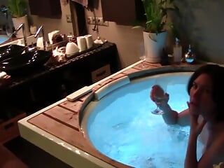 Пара трахается в горячей ванне в любительском видео