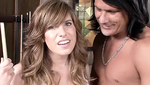 Ünlü olacaklardır - iki ateşli hatun büyük yarağı paylaşıyor