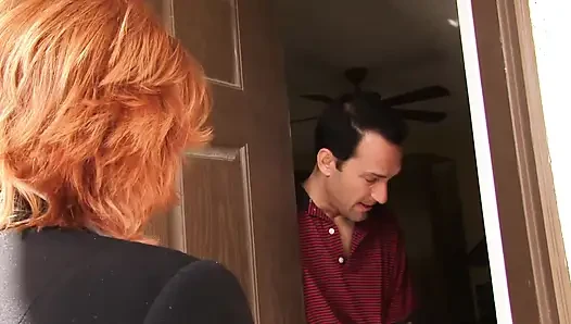 Yaşlı orta yaşlı seksi kadın yaşlı bir domuza amını yalatıyor ve sonra sikiliyor ..