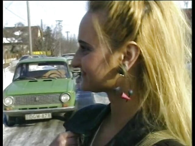 Rubia quiere tener su primera experiencia sexual delante de la cámara
