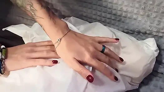 Üvey kız kardeşimle yeni seks oyuncağını deniyorum