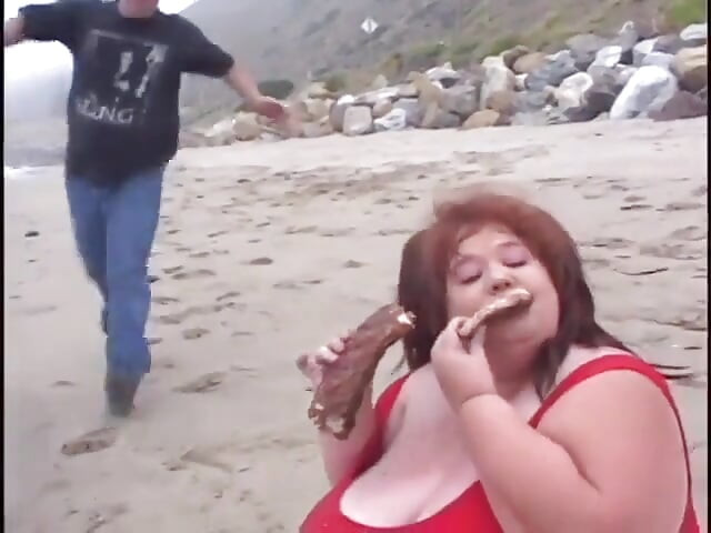 Rubia grandota seduce a su novio para follarla en la cama