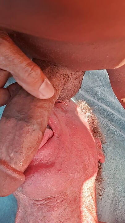 Key dobiva duboko grlo i Pedro je jebe na plaži