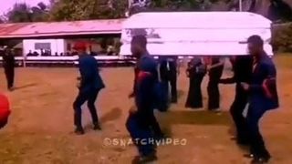 Dança engraçada do caixão