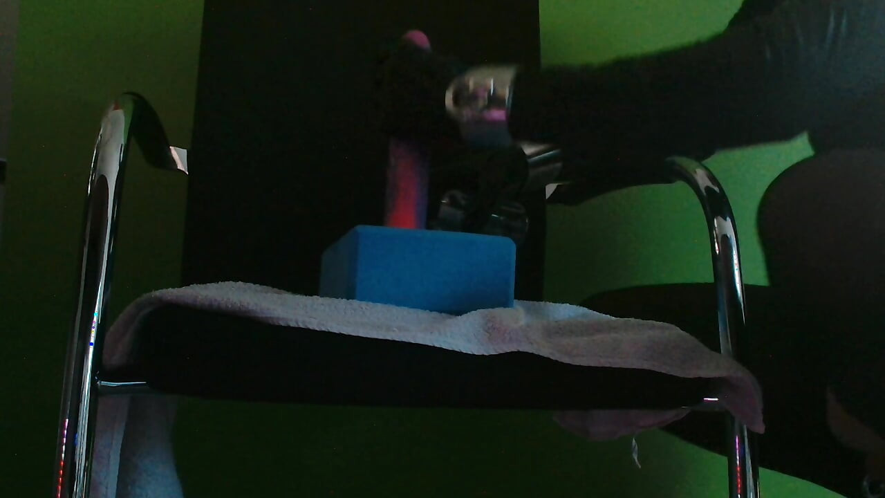 Cavalgando vibrador de 22 cm de comprimento na cadeira em látex e salto alto.