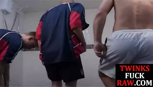 Shower twinks blowing before bareback threeway for cumshots